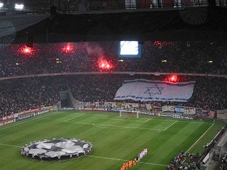 Drapeau d'Israël déployé lors d'Ajax-Valence - Ajax Foto Side Ajax Foto Side