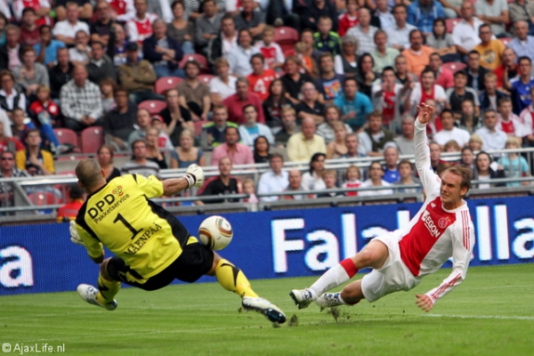 Première véritable occasion de l'Ajax De Jong frappe - AjaxLife.nl
