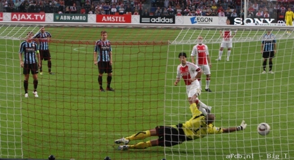 Suarez marque convertit le deuxième penalty Suarez tire son deuxième penalty - AFDB.nl