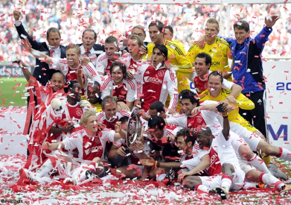 L'Ajax vient de se voir remettre son 30e titre de champion L'Ajax vient de se voir remettre son 30e titre de champion