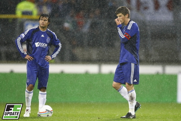 Cvitanich attend que Huntelaar tire son coup-franc Cvitanich attend que Huntelaar tire son coup-franc