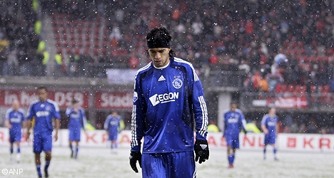 Luis Suarez quitte la pelouse la tête basse Luis Suarez quitte la pelouse la tête basse