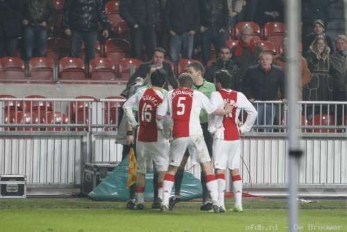 Les joueurs de l'Ajax protestent contre l'arbitrage Les joueurs de l'Ajax protestent contre l'arbitrage