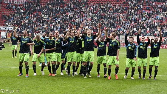 L'Ajax, qui jouait avec la tenue extérieure de la prochaine saison, célèbre son futur titre de champion