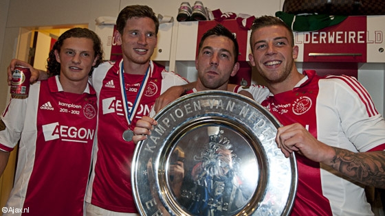Rits, Vertonghen, Janssen et Alderweireld avec le trophée